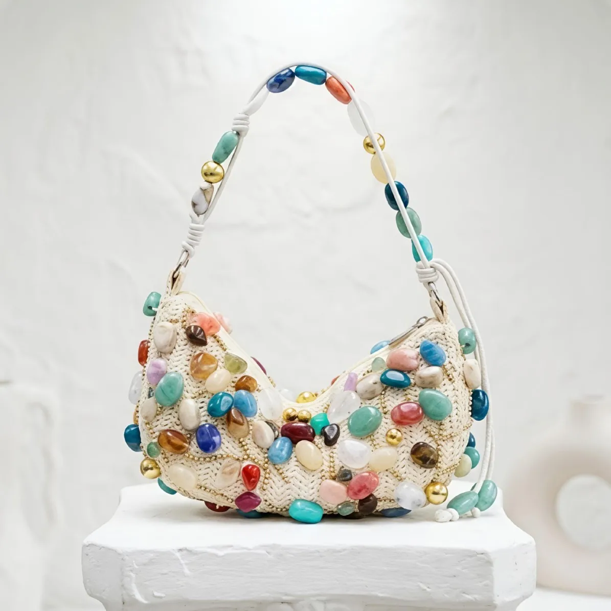 borsa-estiva-rinfrescante-beige-intrecciata-con-tracolla-in-pietre-grezze-colorate-stile-retro-da-vacanza