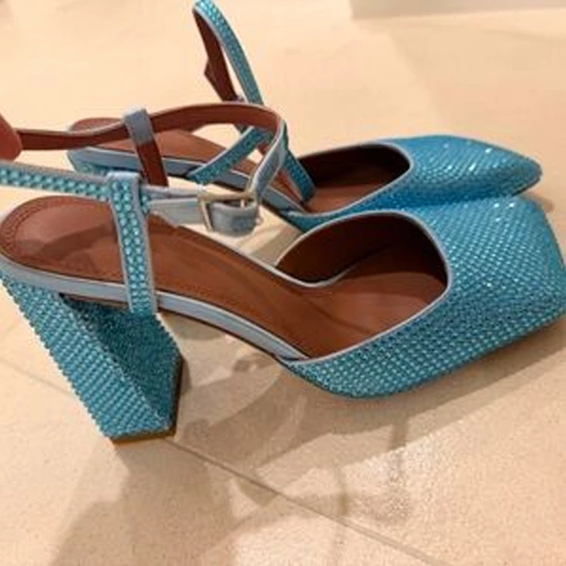 

Женские летние босоножки 2026 года с квадратным носком, ремешком на щиколотке, на толстом каблуке, с открытым носком, украшенные стразами и стразами-бриллиантами, на высоком каблуке