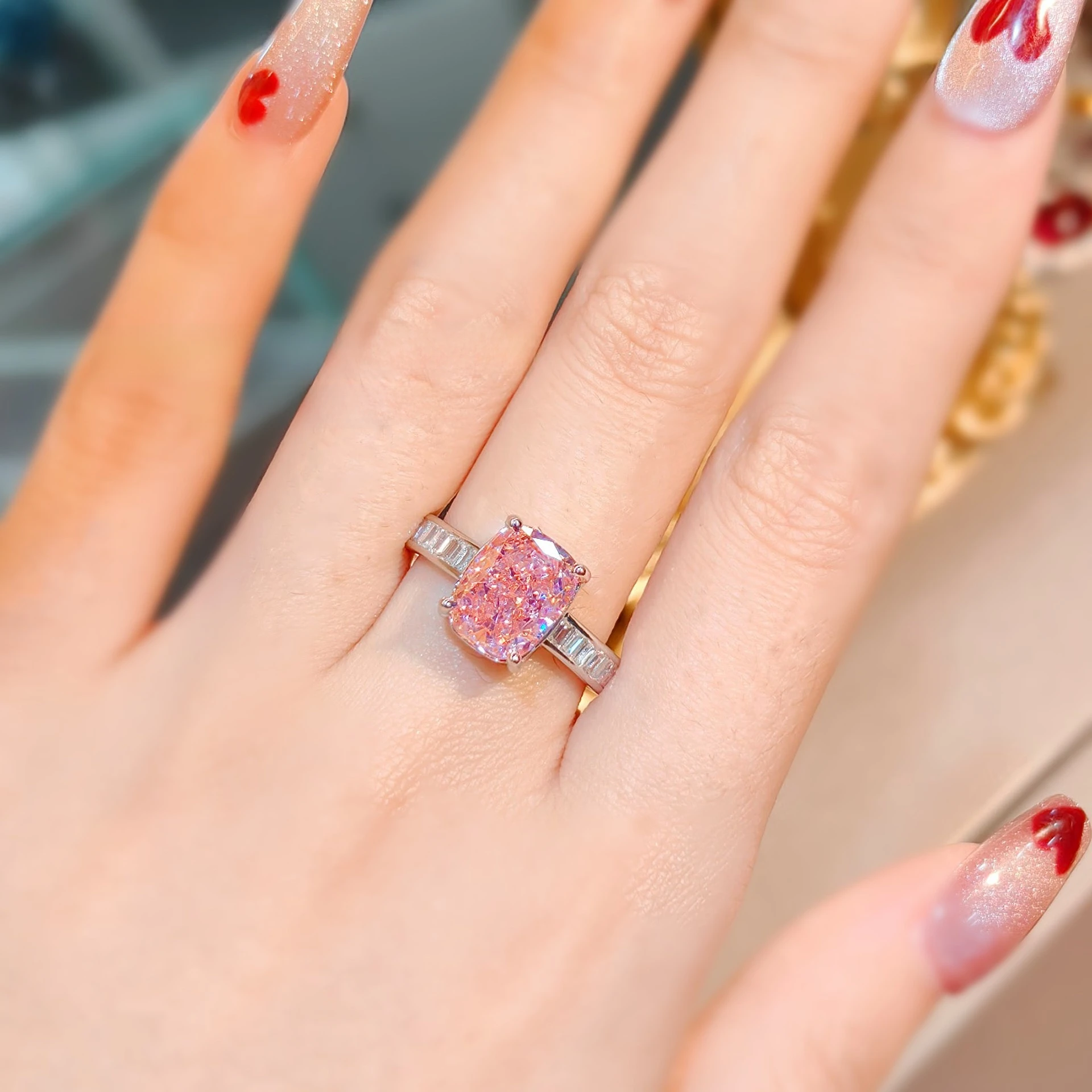 Rechteckiger Ring im koreanischen Stil mit Farbverlauf, aus rotem Korund und 925er Sterlingsilber – ein modischer, schlichter und eleganter Schmuck für Damen. – Detail 9