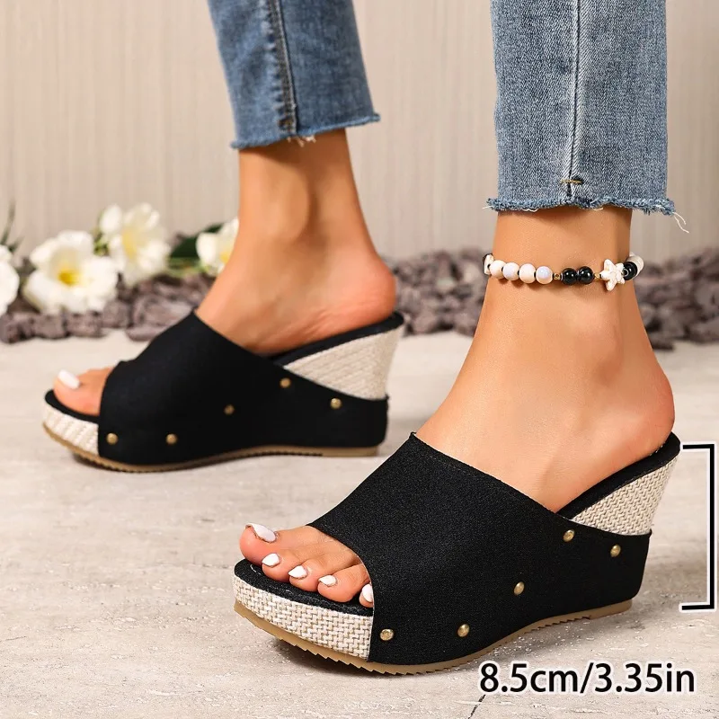 

Летние женские шлепанцы 2026 года: новые китайские модные тапочки с круглым и открытым носком, на платформе с заклепками, на танкетке