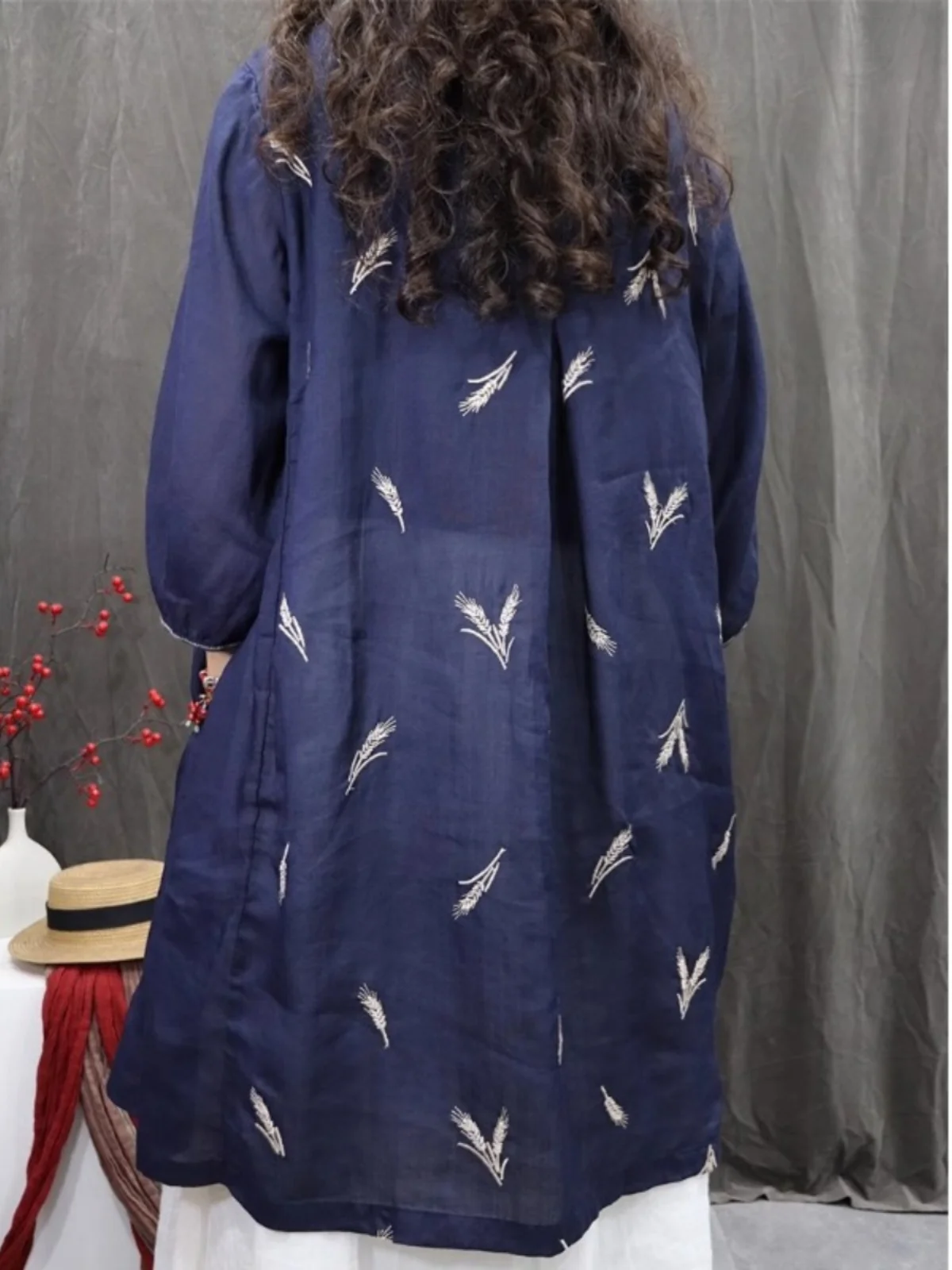 Csa fena exclusiva linda bordada solta com gola alta estilo retrô coleção primavera confortável casual top