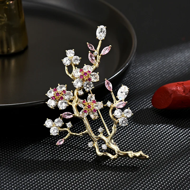 

HQ Two Color Plum Blossom Brooches for Women High Quality Lapel Pins Fashion Exquisite Flower Brooch Pin Jewelry Accessories