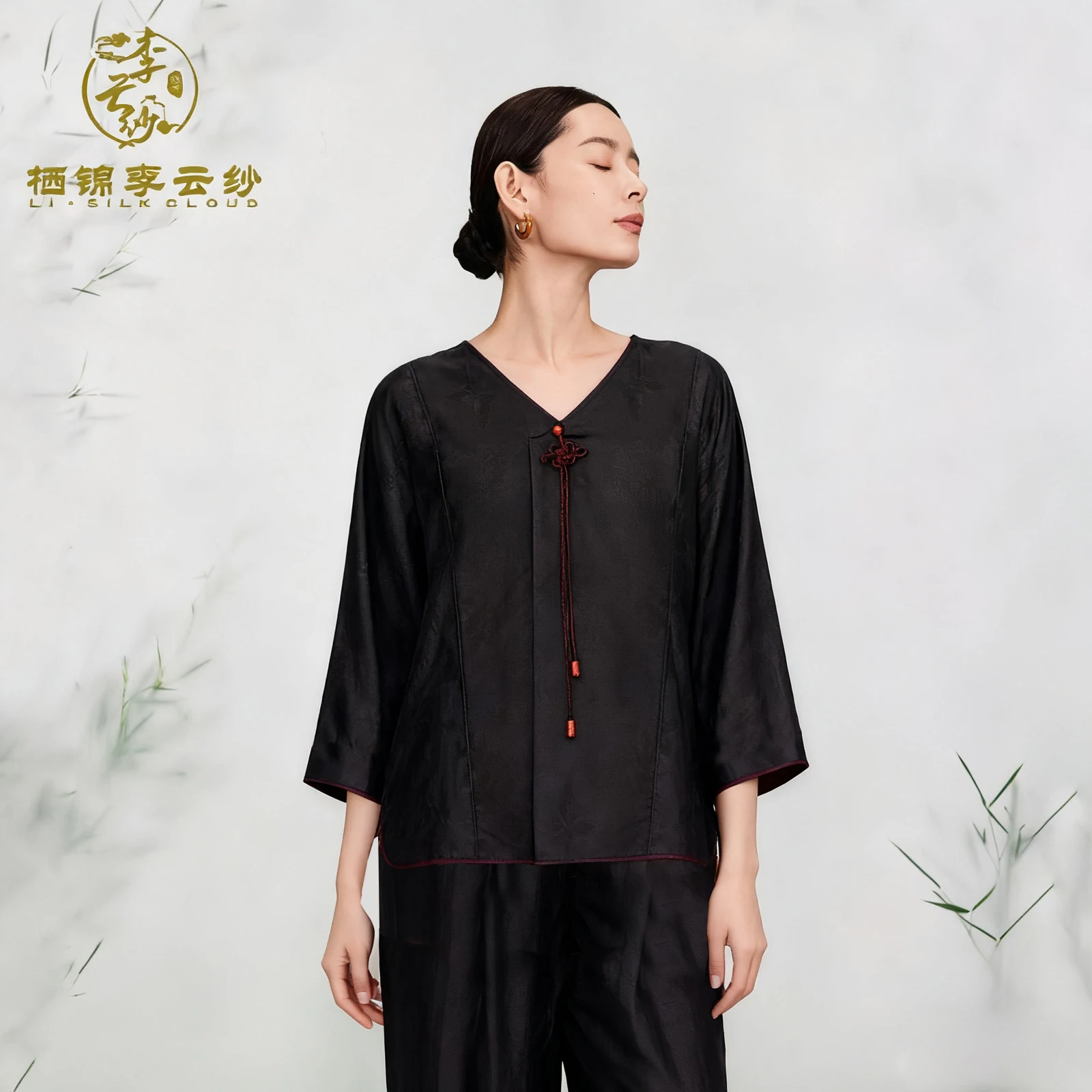 

Women's Mulberry Silk Top - 100% Real Silk Fabric, Soft Skin-Friendly, Elegant Casual Blouse Guangdong Black Pearl Gambiered Gua