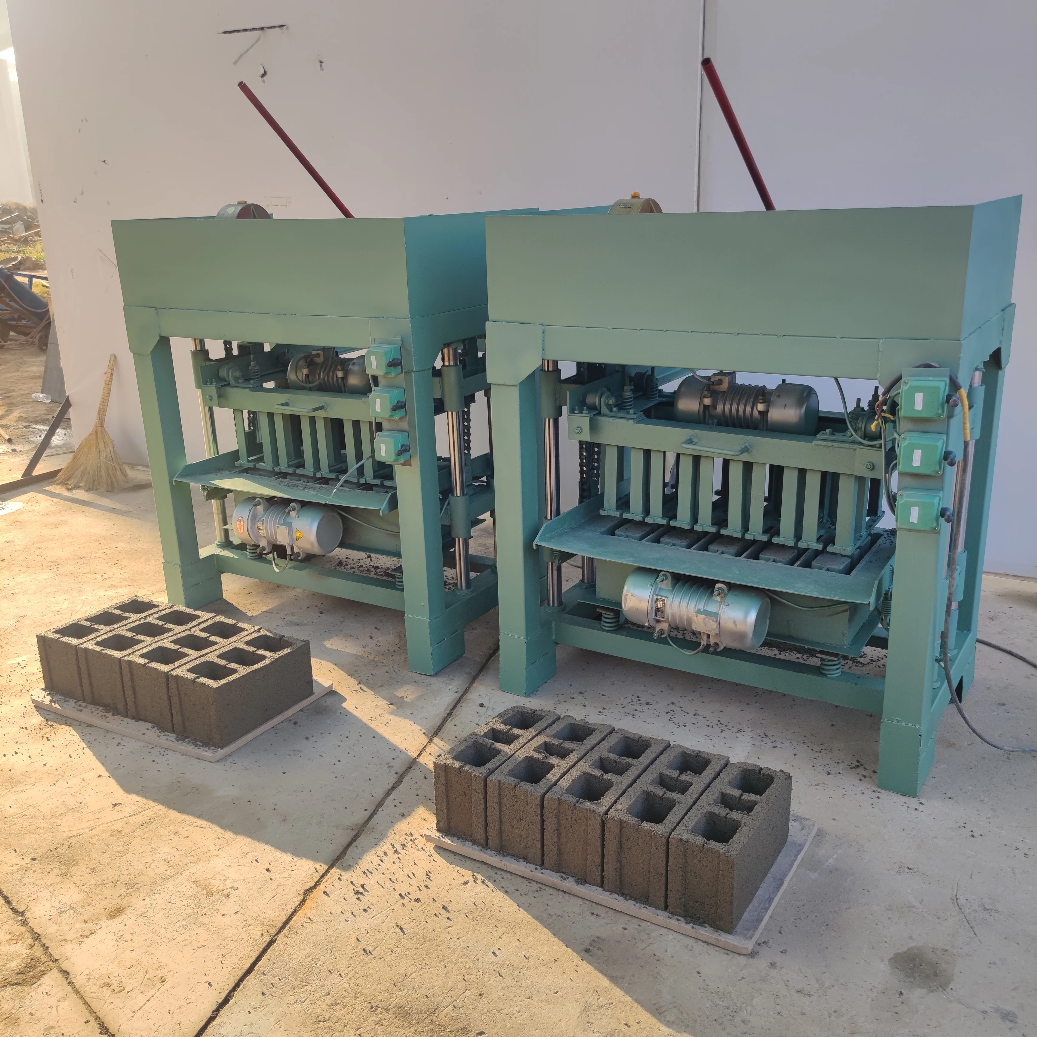 Semi-automatic Diesel Brick Machine, Portable Design, Suitable for Small-scale Construction and Brick Production Operations.