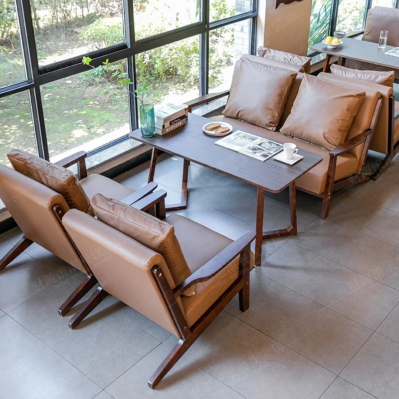 

Винтажная мебель для кафе, ресторанов, чайных, книжных баров: набор столов и стульев для зоны отдыха у дивана или ресепшена.