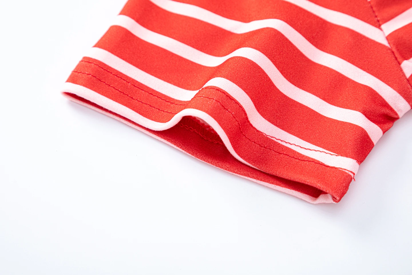 2026 Neues Europäisches und Amerikanisches Damenkleid mit Rundhalsausschnitt, Streifenmuster, Kurzen Ärmeln, Schlankmachendem Effekt und Seitenschlitz – Detail 16