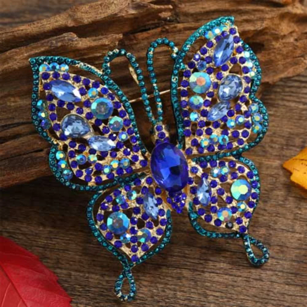 Vintage prachtige dames- en herenmode, eenvoudige uitgeholde vlinderbroche, creatieve kleurrijke vlinderpins in paleis-barokstijl