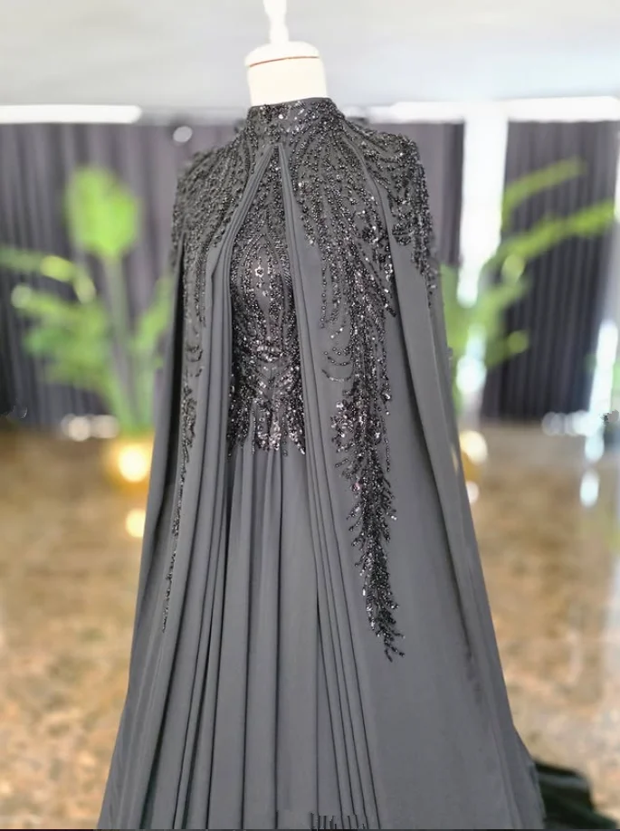 Silbergraues Chiffon-Kaftan-Abendkleid für Muslime mit Cape, langen Ärmeln, Glitzerapplikationen, Henna-Abschlussballkleid, individuell gestaltet