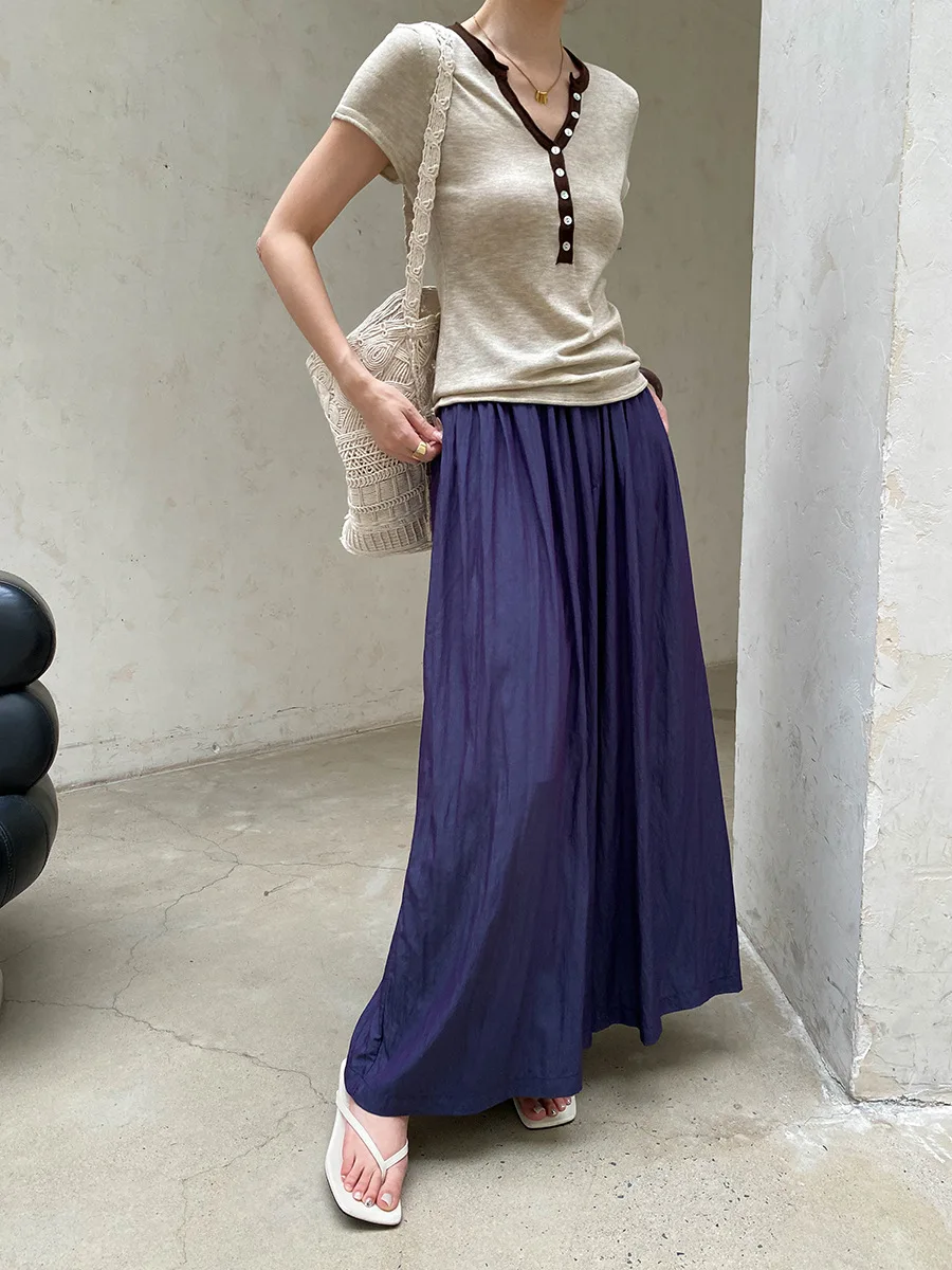 Sommerliches, modisches Damen-T-Shirt mit Knöpfen, V-Ausschnitt, kurzen Ärmeln und schmaler Passform aus Strick. – Detail 11