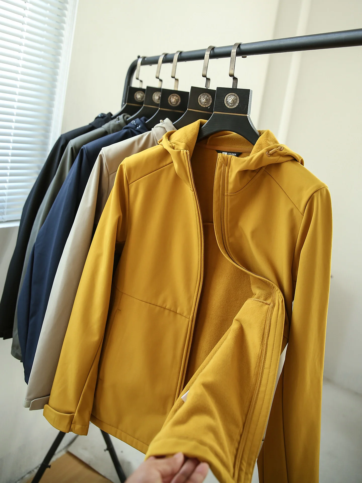 

Мужская уличная куртка Softshell с капюшоном, ветрозащитная, водоотталкивающая, повседневная, универсальная, осенне-зимняя, новая, из полиэфирного волокна