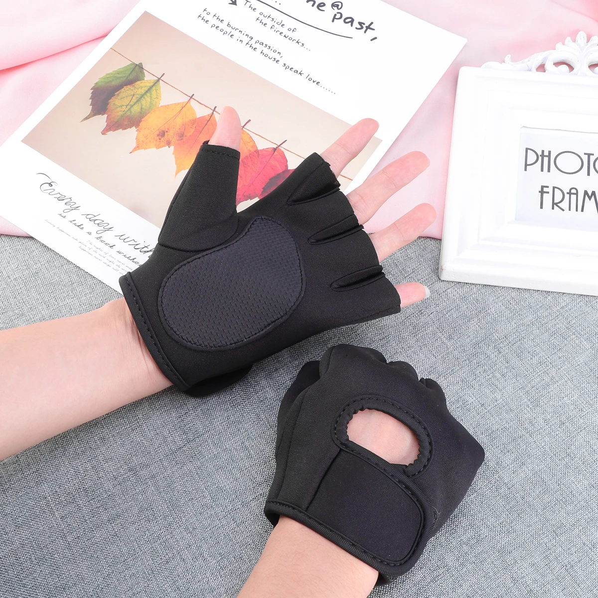 

Professional Cycling Bodybuilding Dumbbell Fitness Barbell Gym Gloves Breathable Protective Half Finger Gloves Size L Black Grip