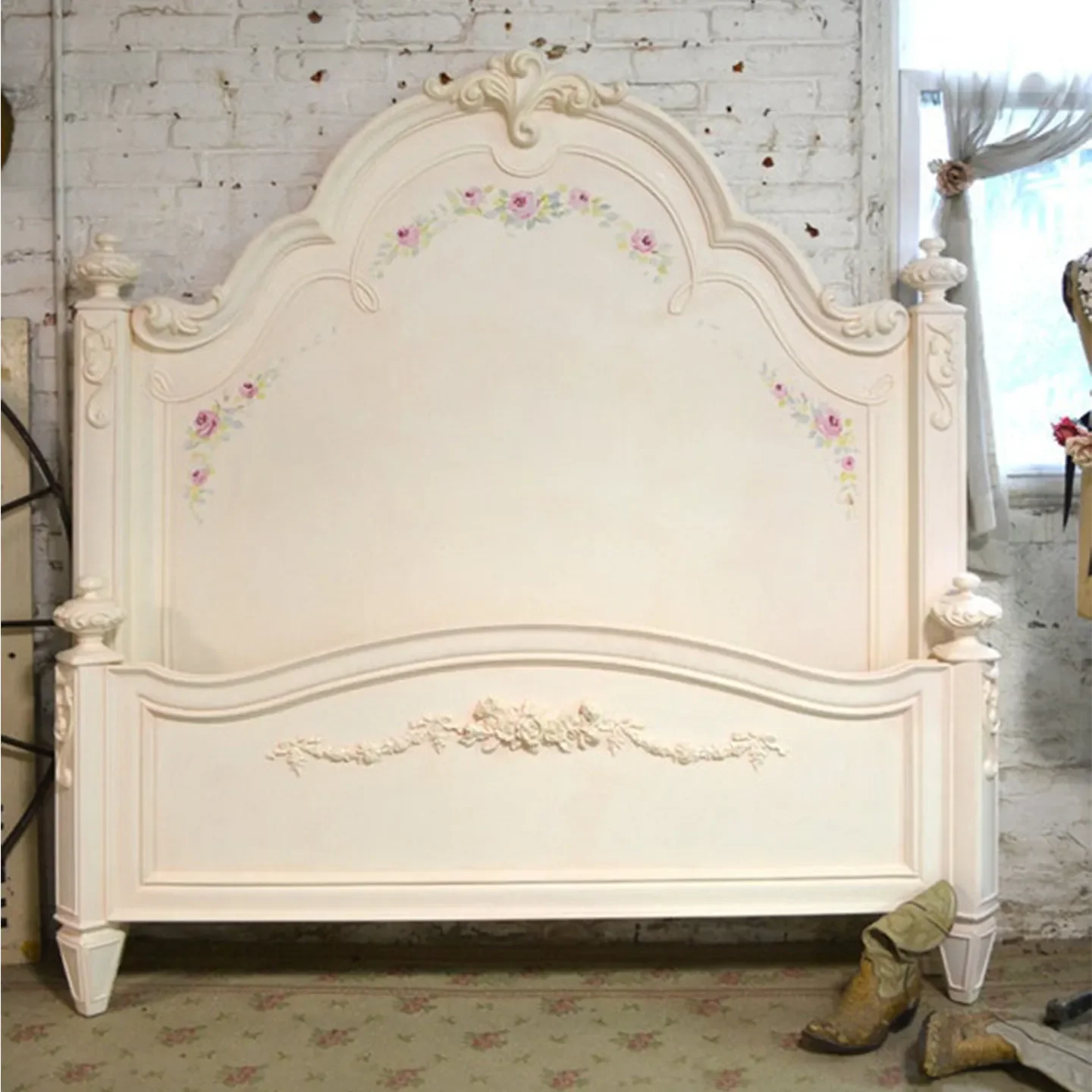 Solid wood French retro engraved bedroom hand painted princess American painted 1 meter 8 bedroom double wedding bed