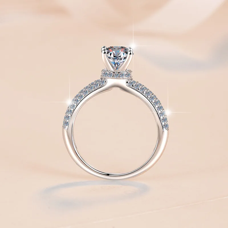 

Кольцо женское из платины PT950 с муассанитом 1 карат — вневременная инкрустация на четырех крапанах, коллекционное, превосходное качество