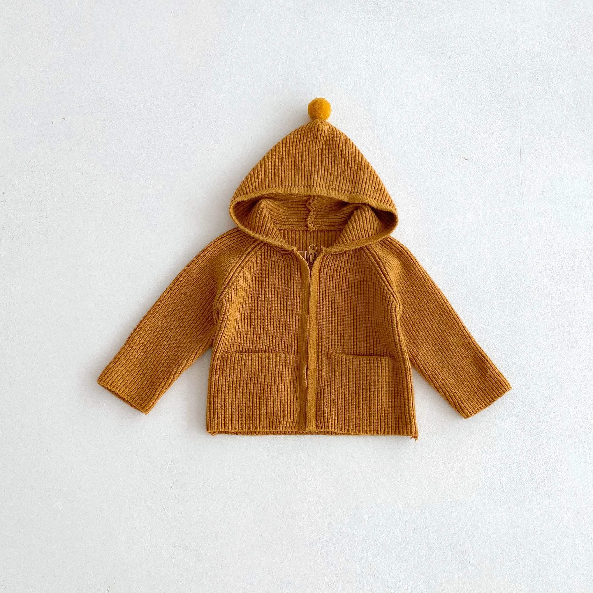 Eine einfarbige Kapuzenjacke für Mädchen ist im Herbst und Winter stilvoll, niedlich und warm. Eine lockere Strickjacke für Babys und Kleinkinder – Detail 8