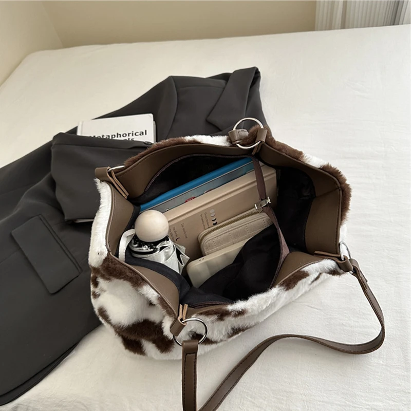 حقائب تسوق ذات سعة كبيرة للنساء حقيبة سفر شتوية حقيبة كتف قطيفة مطبوعة على شكل بقرة حقيبة يد للسيدات مصمم Bolsos
