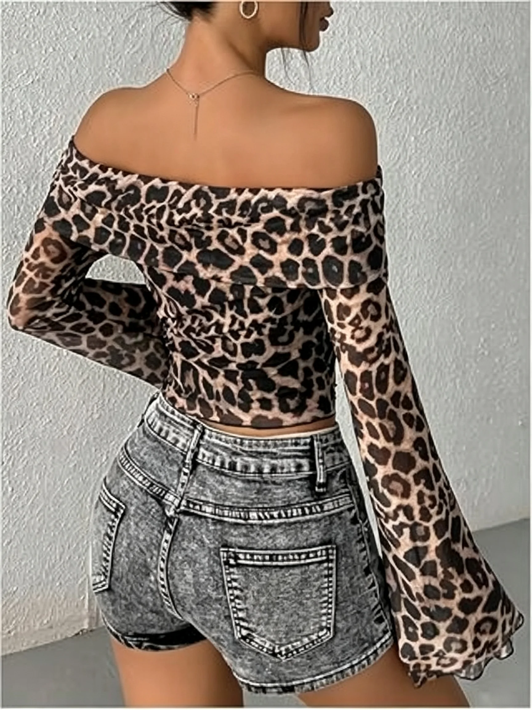 Leopardenmuster One-Shoulder Off-Shoulder-Top mit ausgestellten langen Ärmeln, schlankmachendem, bauchfreiem Design, das den Nabel freilegt, für Frauen – Detail 2