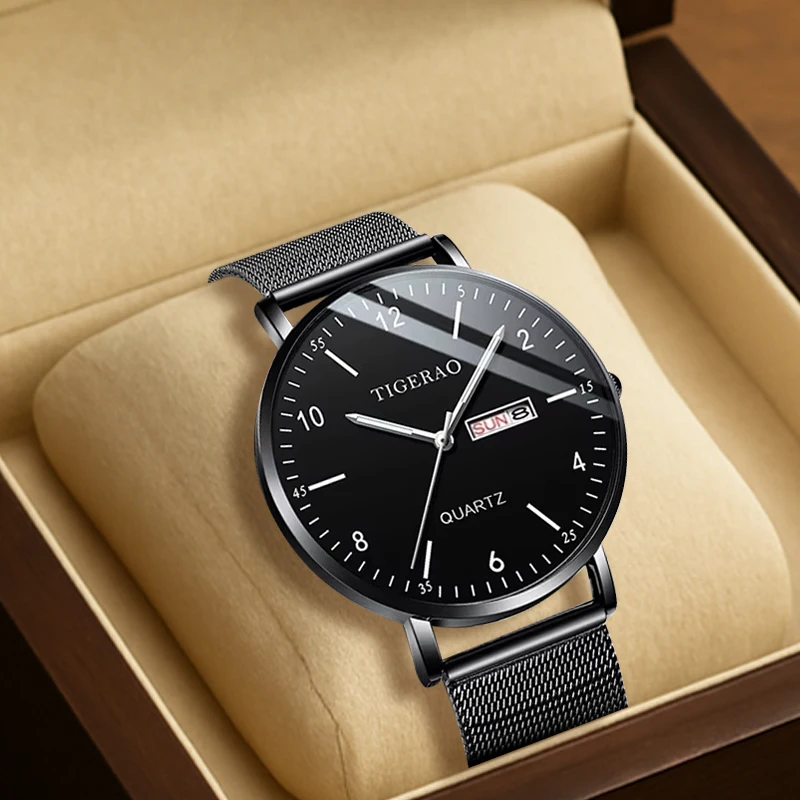 Un orologio da uomo al quarzo doppio con borchie eleganti e in rete nera