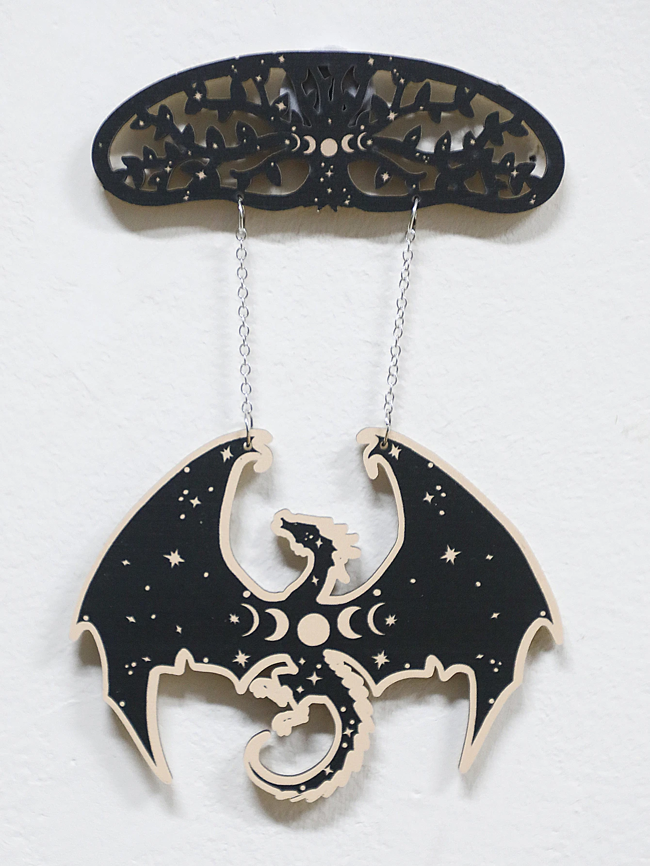 Móvil de dragón de madera negra con fases de luna creciente – Adorno celeste para colgar en la pared con cadena de plata, decoración gótica boho para el hogar