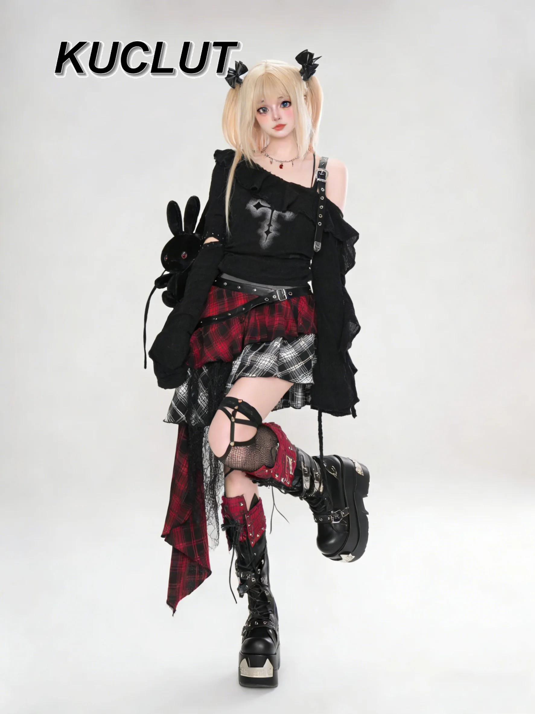 

Комплект из двух предметов в темном готическом стиле для женщин: сексуальный топ с открытыми плечами и шорты с поясом в стиле Y2K для весны и осени