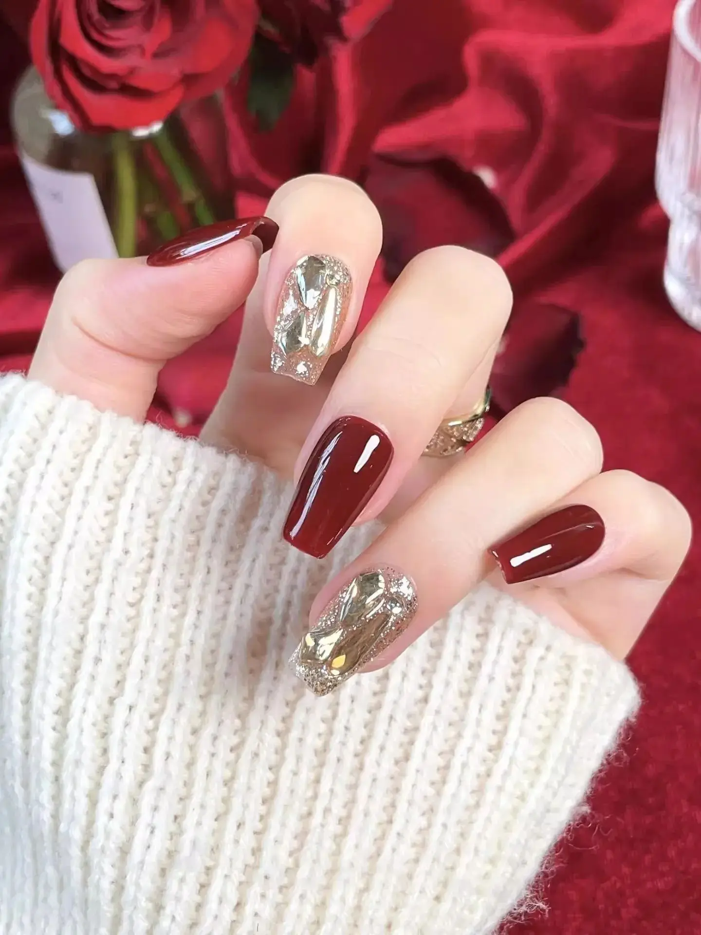 เล็บปลอมติดเองสีแดงเชอร์รี่สำหรับปีใหม่ 10 ชิ้น ทำมือด้วยเจล ลายเพชรแชมเปญ