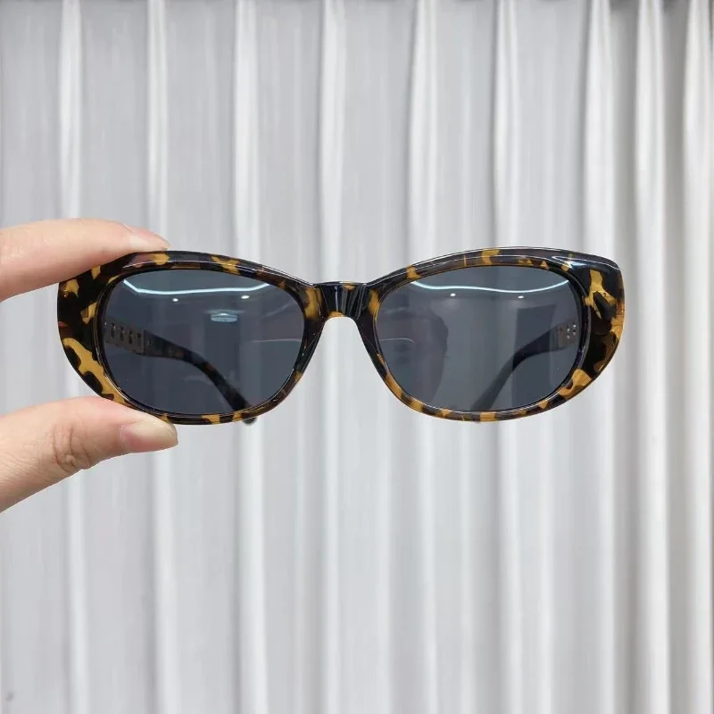 2025 جديد الاستقطاب مربع صغير النظارات الشمسية النساء الرجال رسالة موضة نظارات شمسية سلسلة النظارات المجوفة السيدات Gafas دي سول UV400