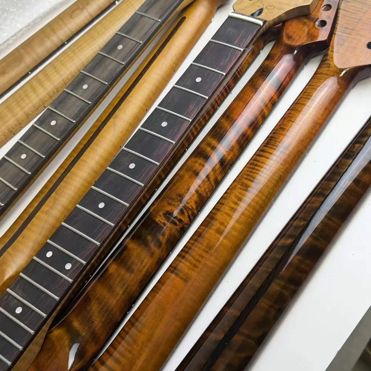 

Гитарный гриф из пламенного клена — высококачественная замена глянцевой/матовой отделки для электрогитар ST/TL