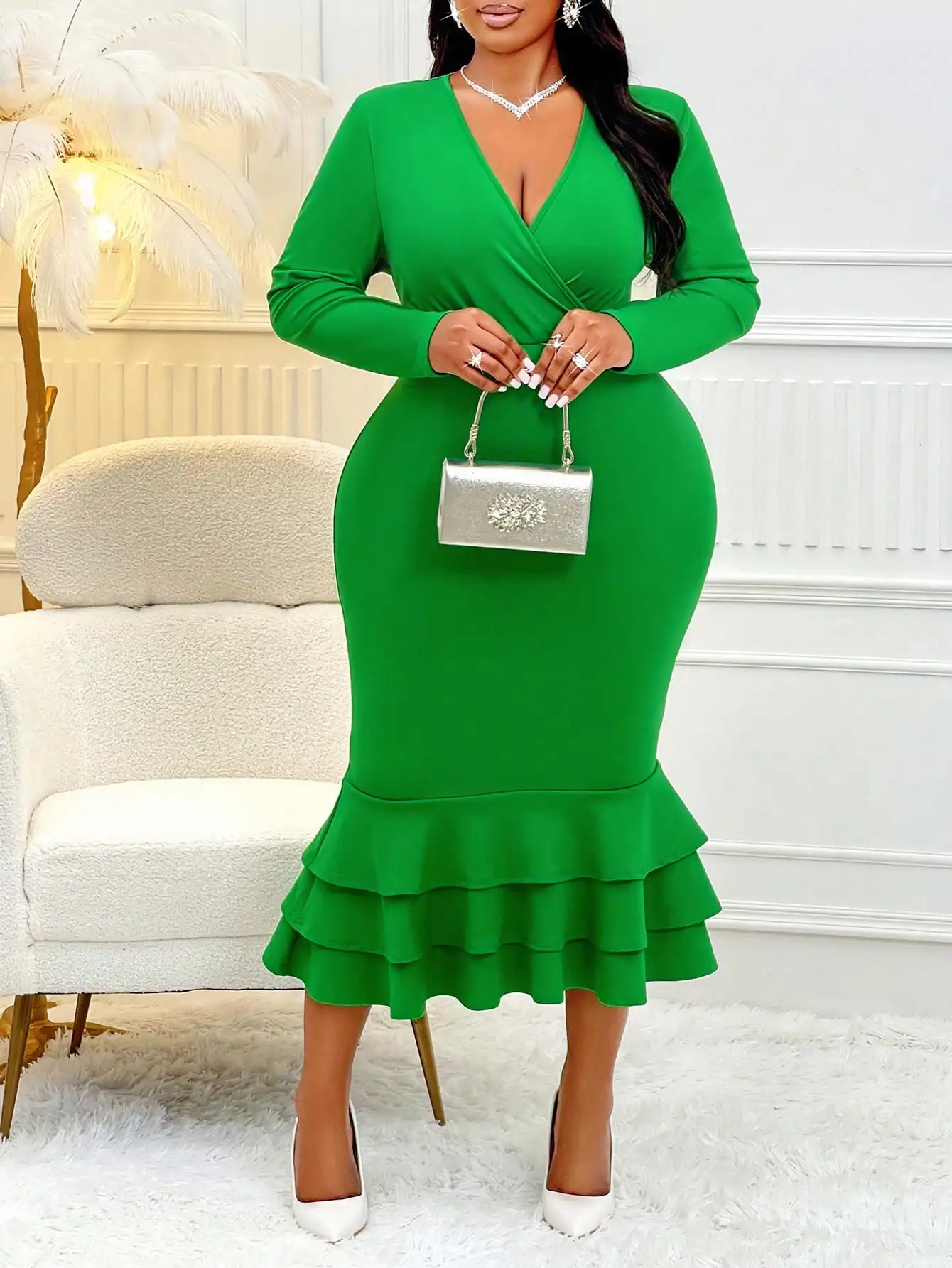 

Изумрудно-зеленое платье миди с V-образным вырезом, длинными рукавами, приталенного силуэта и многоярусным подолом с рюшами