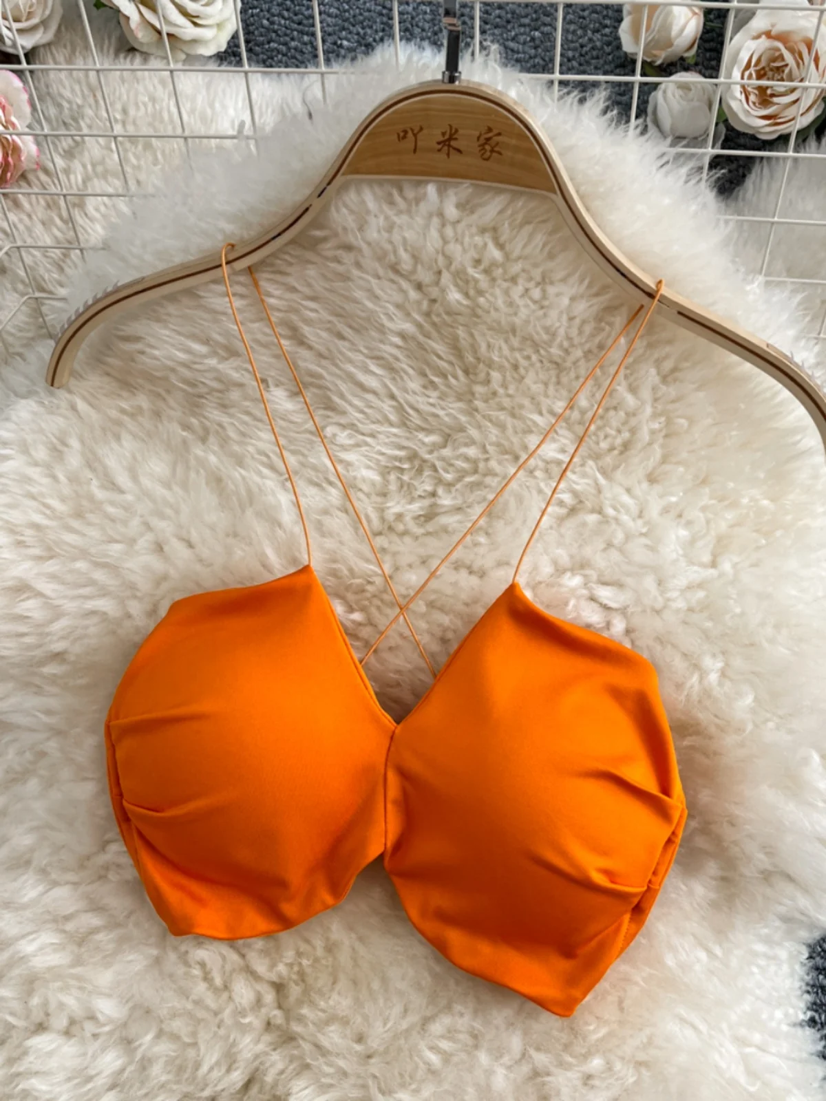 Conjunto de duas peças de verão para férias na praia, com alças sensuais no pescoço, saia midi estampada de cintura alta e mo...