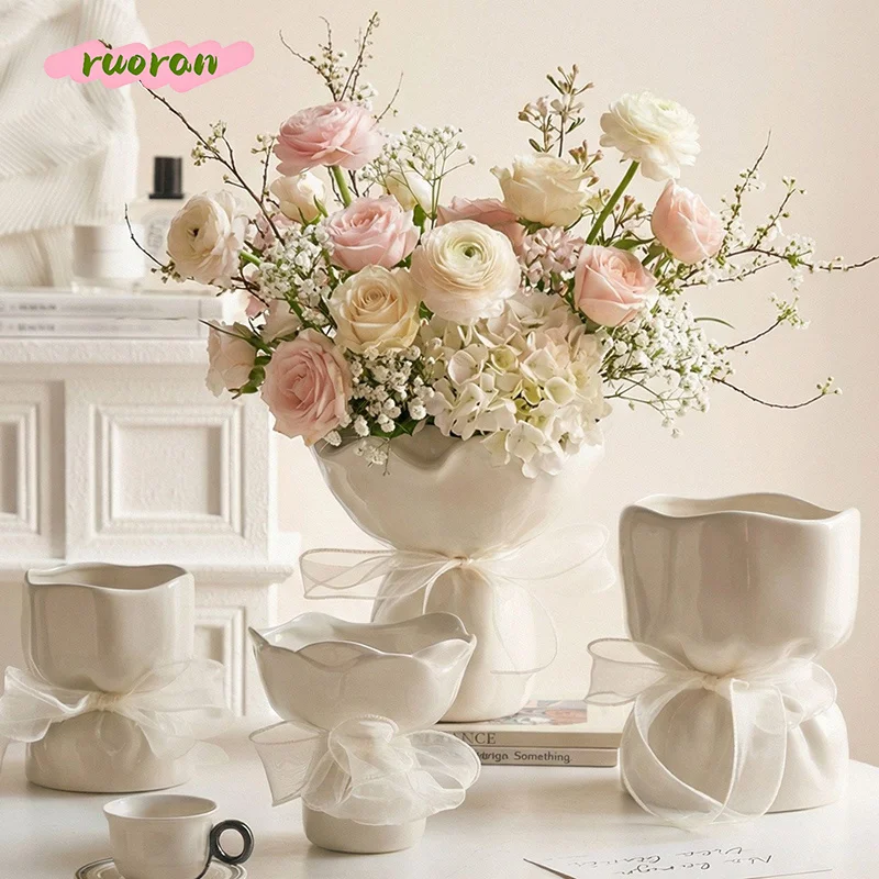 Romantic Hand Held Flower Ceramic Vase for Hydroponics Dried Flower Arrangement High Value Newlywed Gift Table Decor