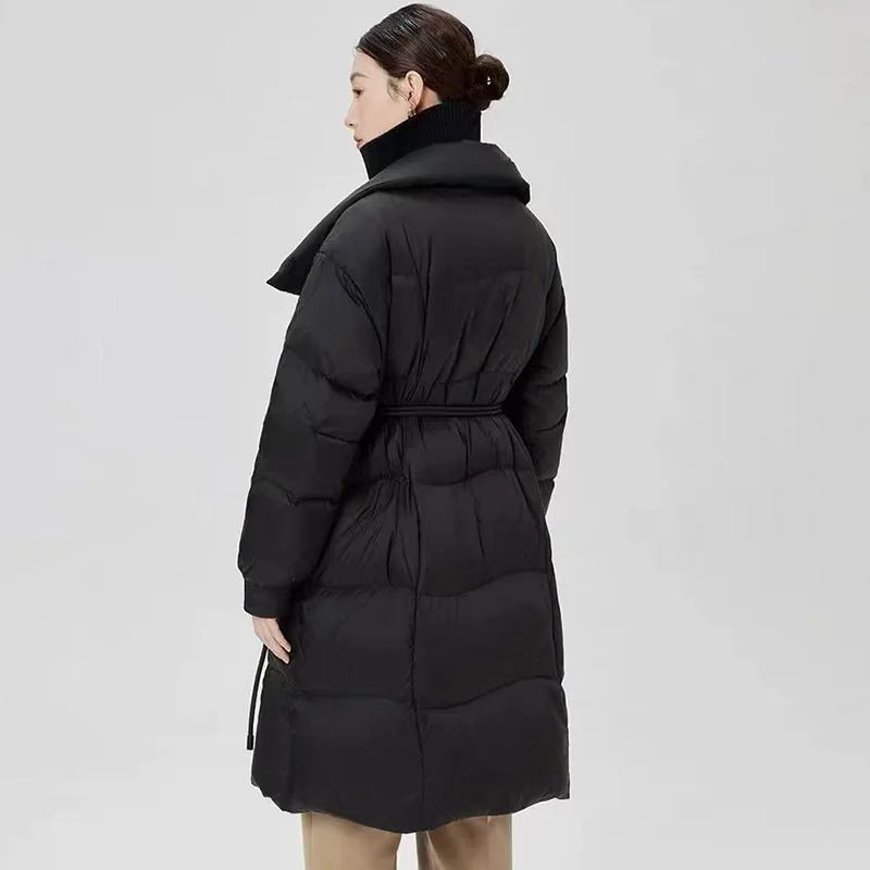 معطف نسائي شتوي جديد لعام 2025 طويل للأسفل معطف عالي الخصر برباط وطية صدر كبيرة بطول الركبة