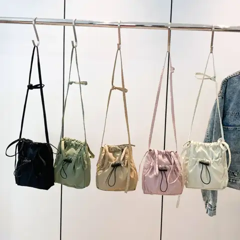 경량 대용량 Drawstring 크로스바디 가방 – 패션 레저 어깨 백, 핸드폰 및 지갑 수납 가능 경량 대용량 Drawstring 크로스바디 가방 – 패션 레저 어깨 백, 핸드폰 및 지갑 수납 가능