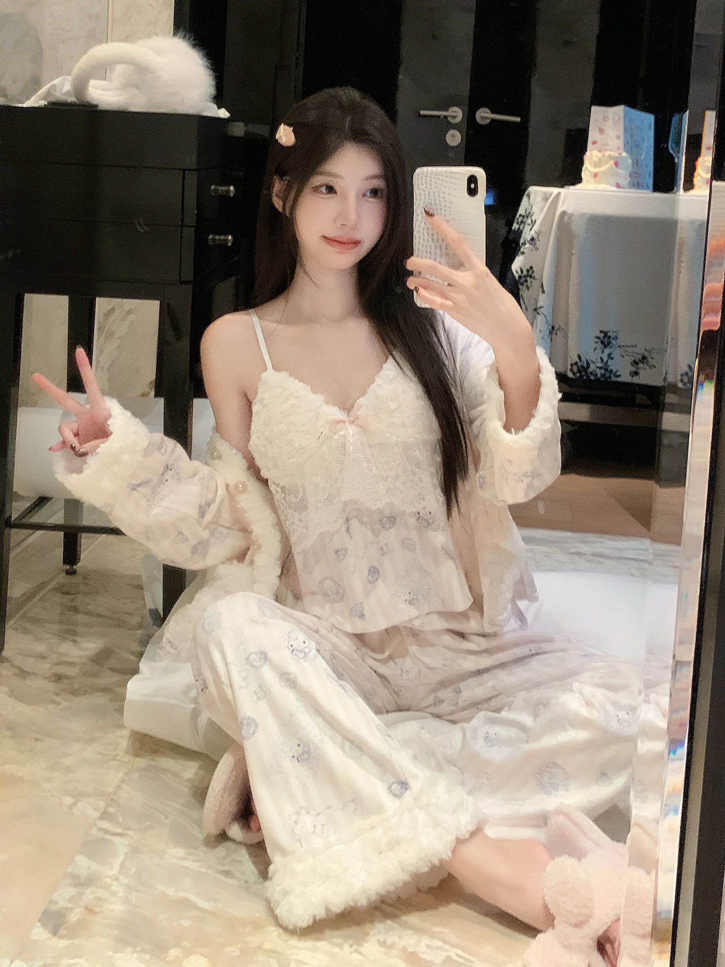 ชุดนอนเซ็กซี่ผ้าคอรัลสำหรับผู้หญิง ชุดลำลองใส่บ้านสำหรับฤดูใบไม้ร่วงและฤดูหนาว เสื้อคอวีแขนยาว ผ้าโพลีเอสเตอร์เนื้อนุ่ม ชุดเสื้อผ้าสองชิ้น