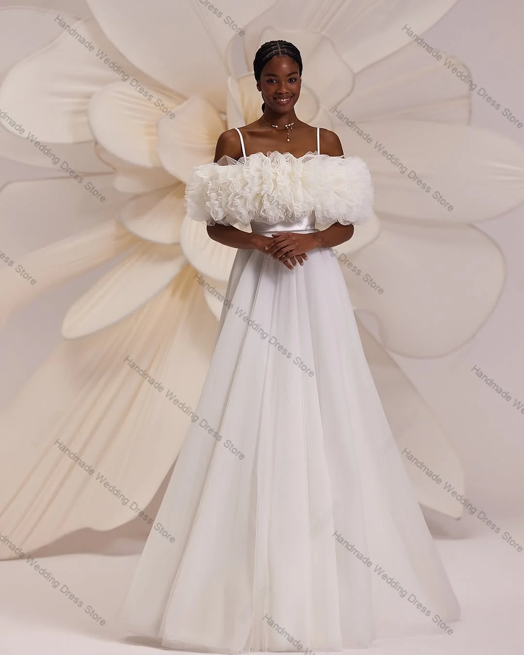 Weißes Hochzeitskleid, 3D-Blume, sexy Streifen, kurze Ärmel, A-Linie, Boho-Brautkleid, individuell gestaltete Schnürung hinten, Kirche, lange Robe