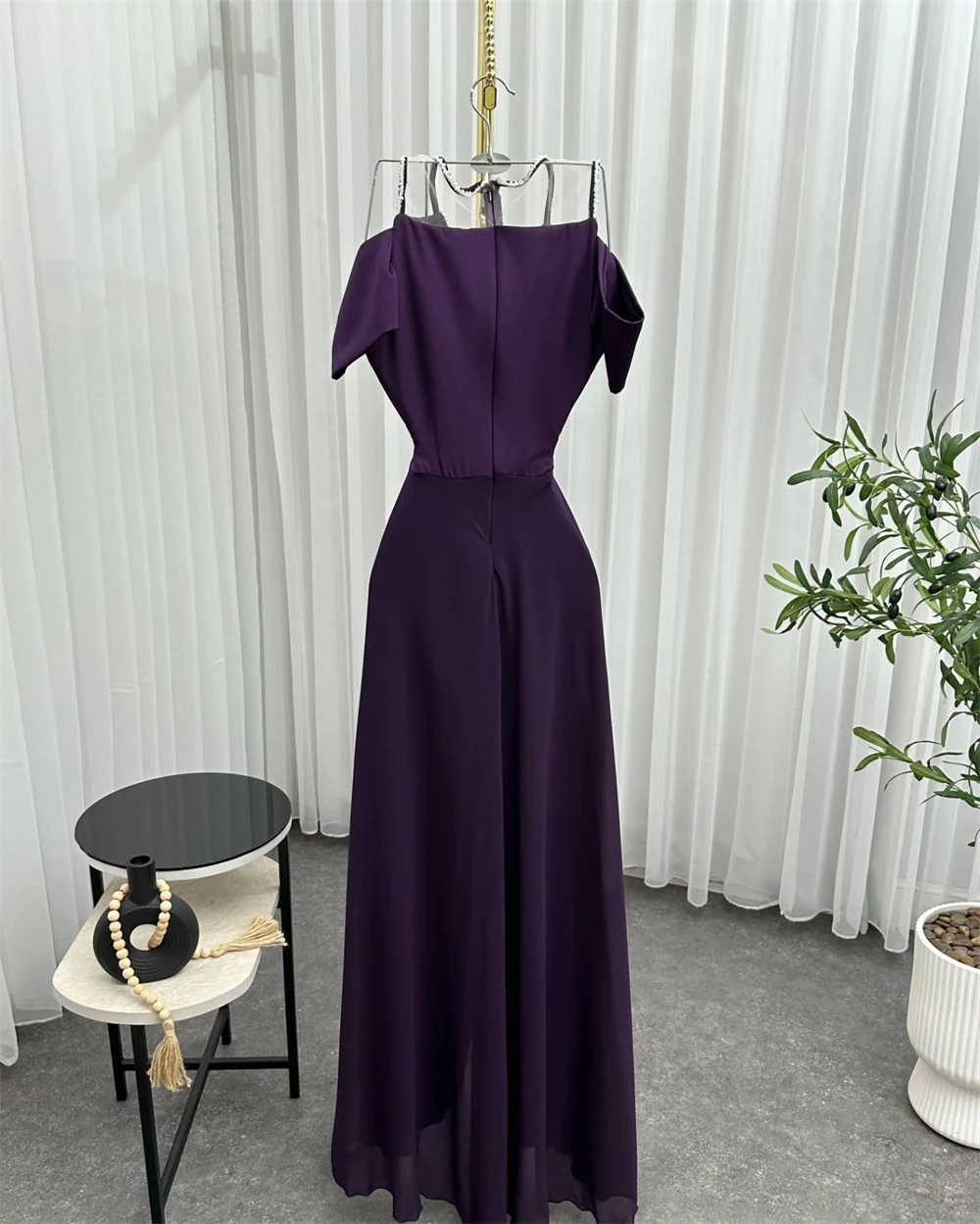 Maßgeschneidertes Abendkleid, exquisiter V-Ausschnitt, schulterfrei, ärmelloses Partykleid, Chiffon, Perlen, Sweep-Zug, Promi-Kleider