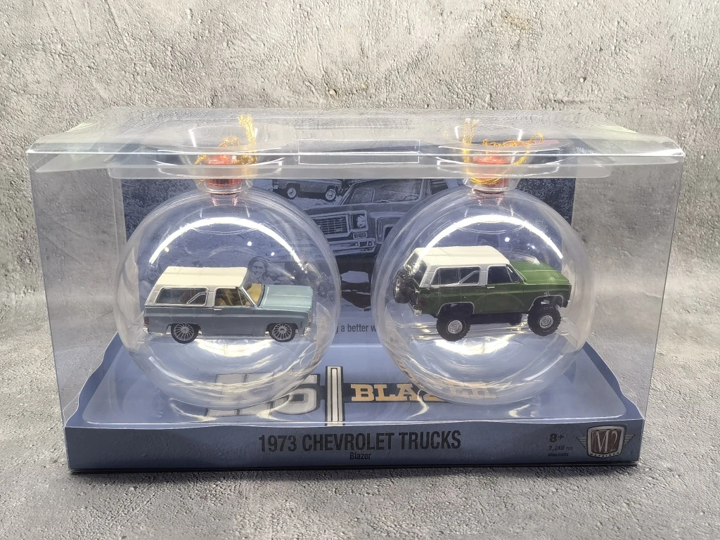 

Diecast 1/64 Scale M2 New Year Lantern 1973 Chevrolet K5 SUV Set Christmas Ball Commemorative Edition Alloy Car Model