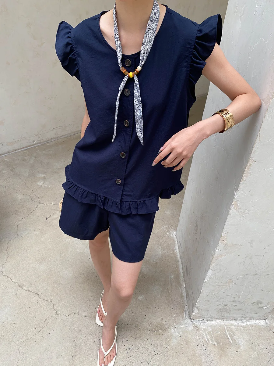 Sommerliches Damen-Set: Einfarbiges, ärmelloses Shirt mit Fungus-Edge-Details und kurzen Ärmeln sowie Shorts mit Kordelzug. – Detail 15
