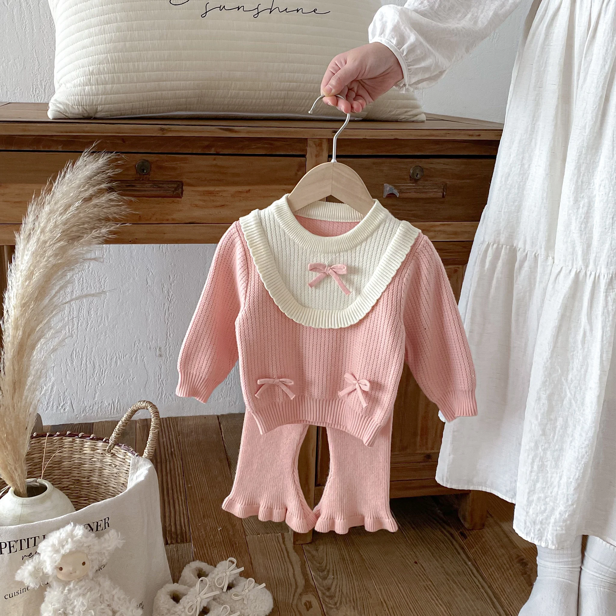 

A cute two-piece set of stylish bow round-neck top and flared pants for baby girls in autumn and winter 2025