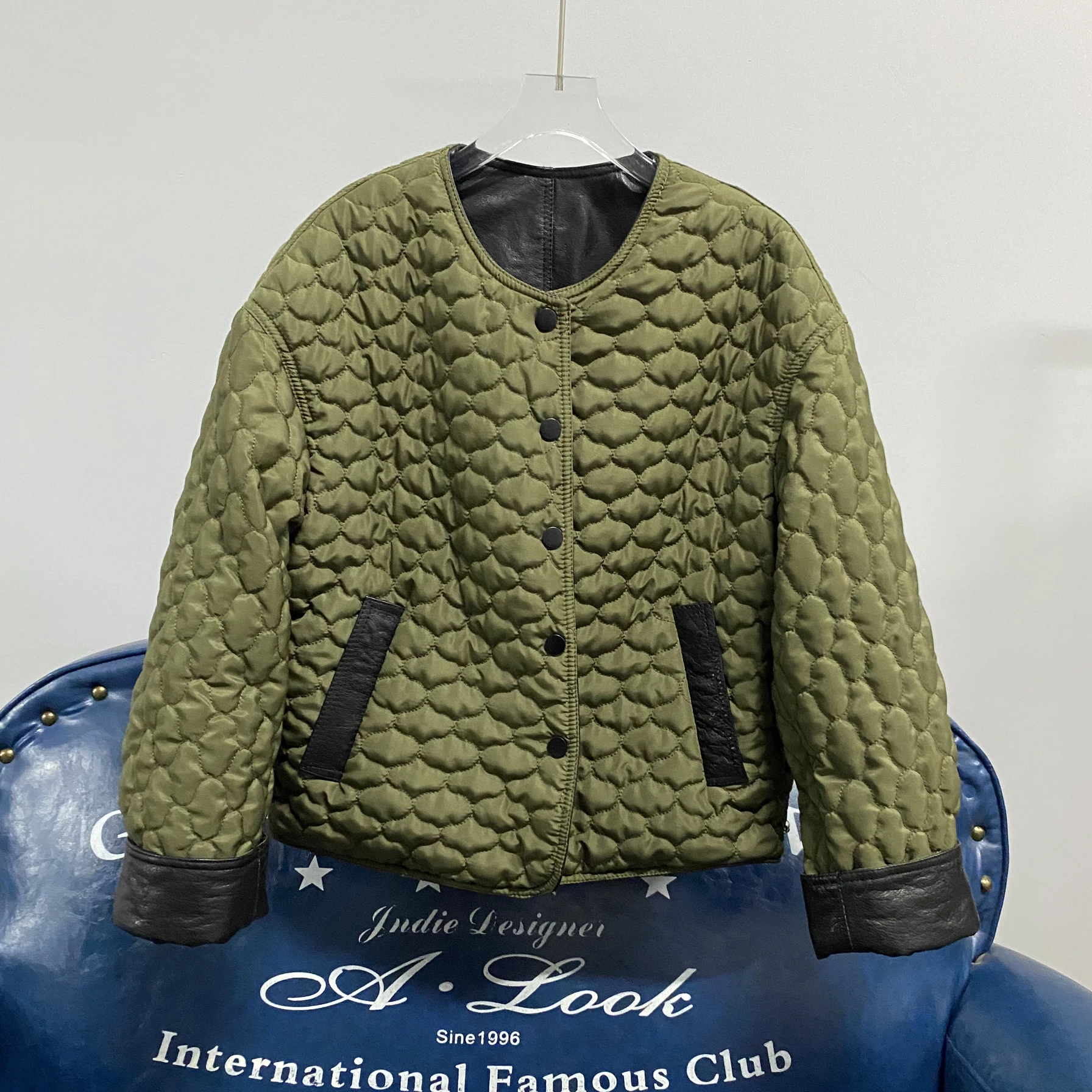 เสื้อโค้ทหนังแฟชั่นผู้หญิงแบบสวมใส่ได้สองด้าน ผลิตจากผ้าฝ้ายเสริมความนุ่ม พร้อมเชือกผูกเอว รุ่นใหม่ล่าสุดสำหรับฤดูใบไม้ร่วงและฤดูหนาว