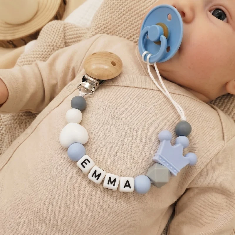 Prendedor de Chupeta Personalizado 2026 com Nome, Coroa de Silicone, Suporte para Mordedor de Bebê, Livre de BPA, Corrente para Chupeta Infantil, Presente para Chá de Bebê