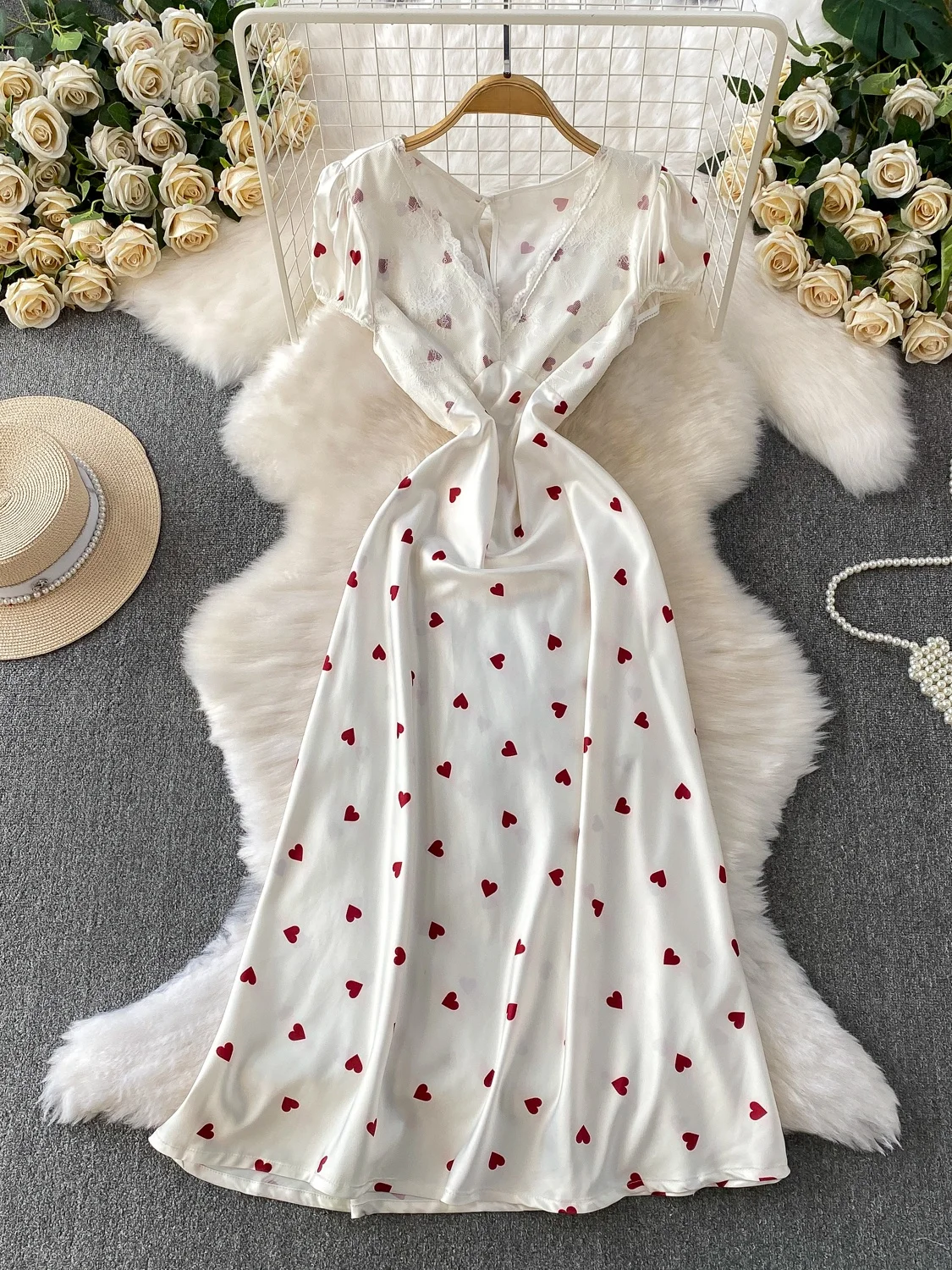 Długa sukienka damska z koronkowym wykończeniem, dekoltem w serek, satynowym nadrukiem, wysokim stanem, o kroju litery A, letnia moda.