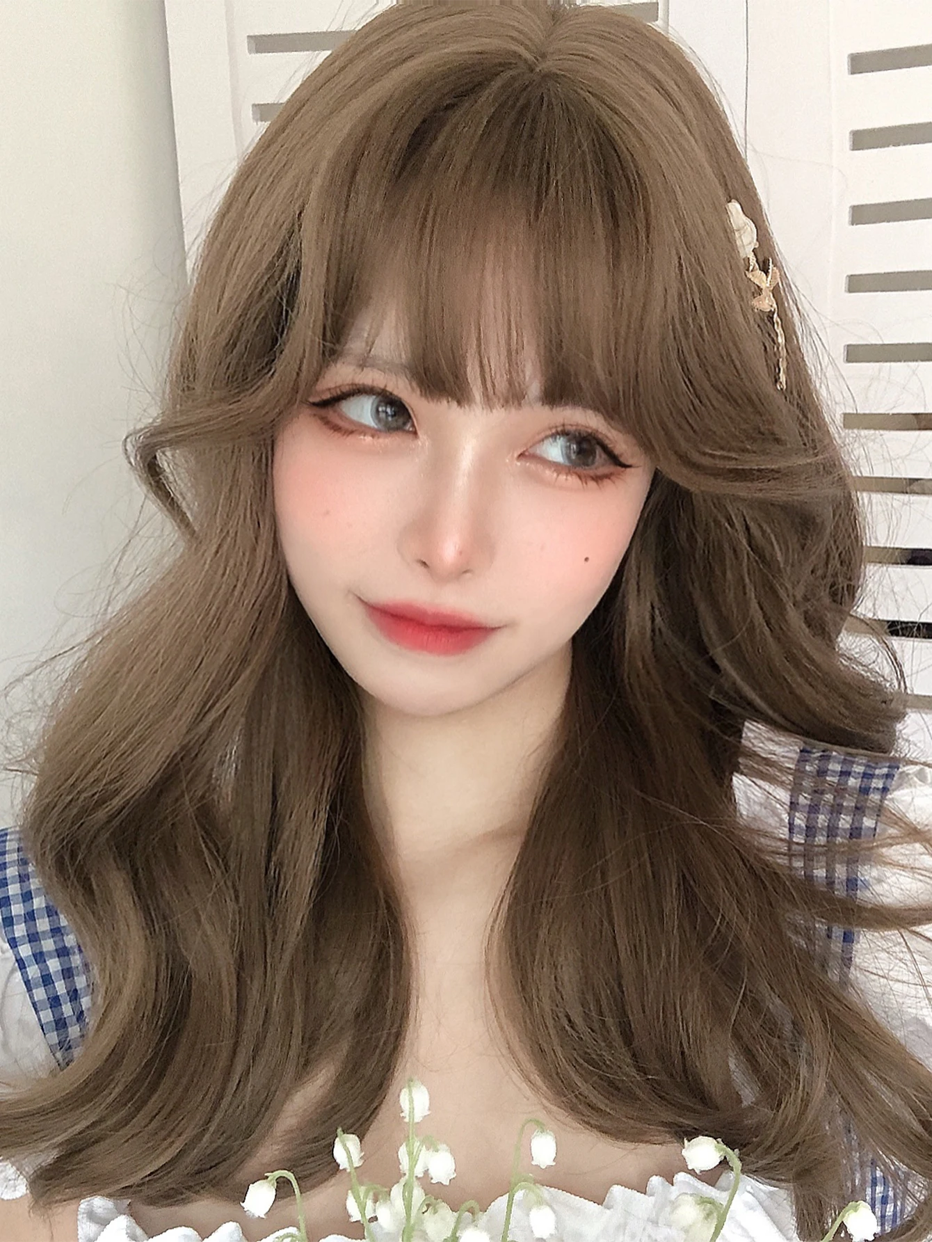 Wig sintetik Lolita coklat madu 20 inci dengan poni Wig rambut berombak panjang alami untuk wanita penggunaan sehari-hari Cosplay tarik tahan panas