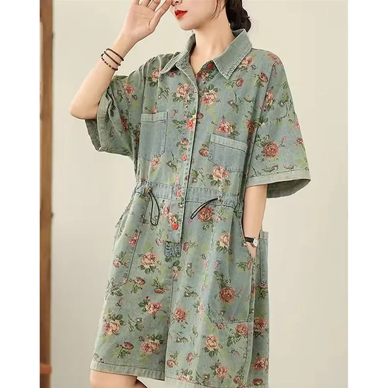 بدلة قفز صيفية غير رسمية موديل 2025 بياقة قميص من قماش الدنيم سراويل بخمسة أرباع مع جينز أنيق مطبوع عليه زهور للسيدات