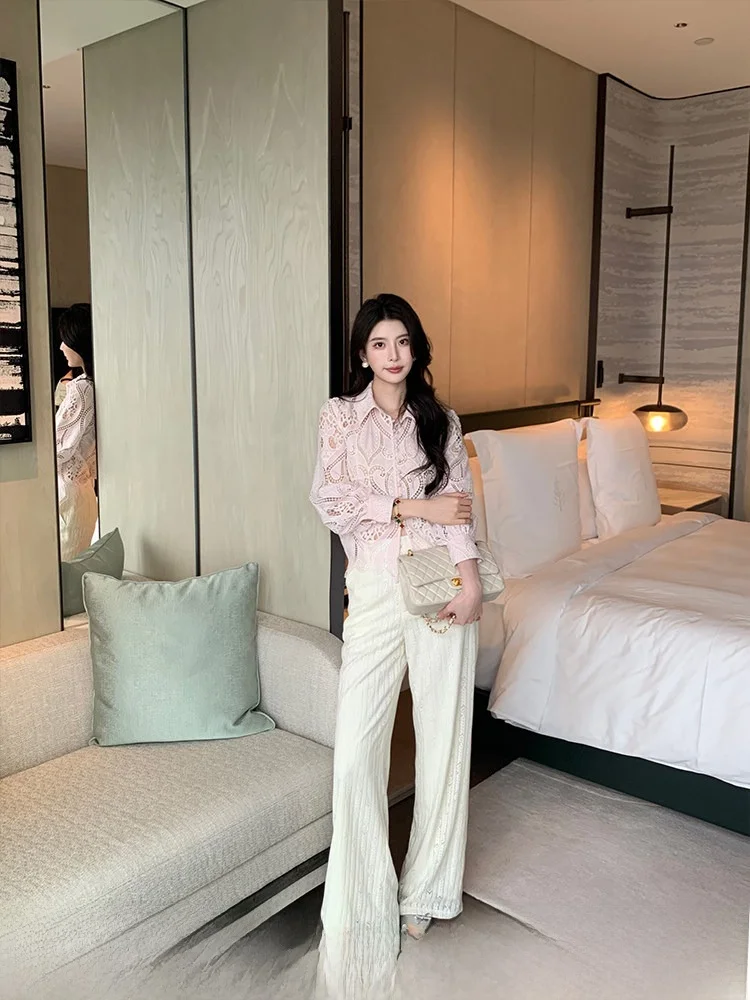 

Розовая кружевная блузка с вышивкой и длинным рукавом, женская, с изысканным дизайном, новая модель, с ажурными элементами, рельефным узором, воротником-стойкой, на пуговицах.