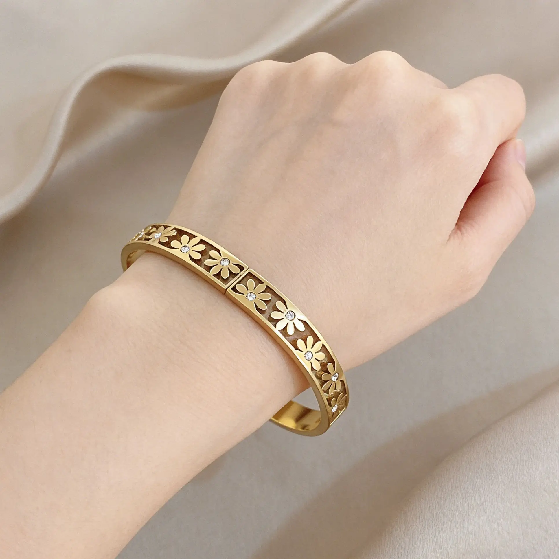 

Freetry Classic Hollow Flower Rhinestone Stainless Steel Bangle for Women Romantic Waterproof Spring Bracelet Party Jewelry Gift