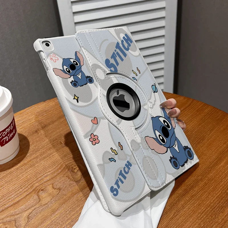 

Чехол с мультяшным дизайном Stitch для iPad 2025 11-го поколения A16 Pro 11 дюймов и Air7 13 дюймов, 360 градусов ° Вращающийся чехол Kawaii для планшетов 10-го поколения Air4 10.9 дюймов и 10.2 дюйма