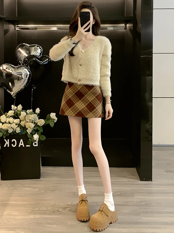 

Fashionable Plaid V-Neck Mink Vest Top And Short Skirt Two-Piece Set for Petite Women Spring 2026 Elegant Minimalist Style