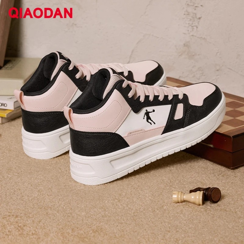 QIAODAN Frau Baumwolle Skateboard Schuhe 2025, Winter Casual Schuhe High-top Leder Spleißen Rutschfeste Warme Turnschuhe QXL052244522B
