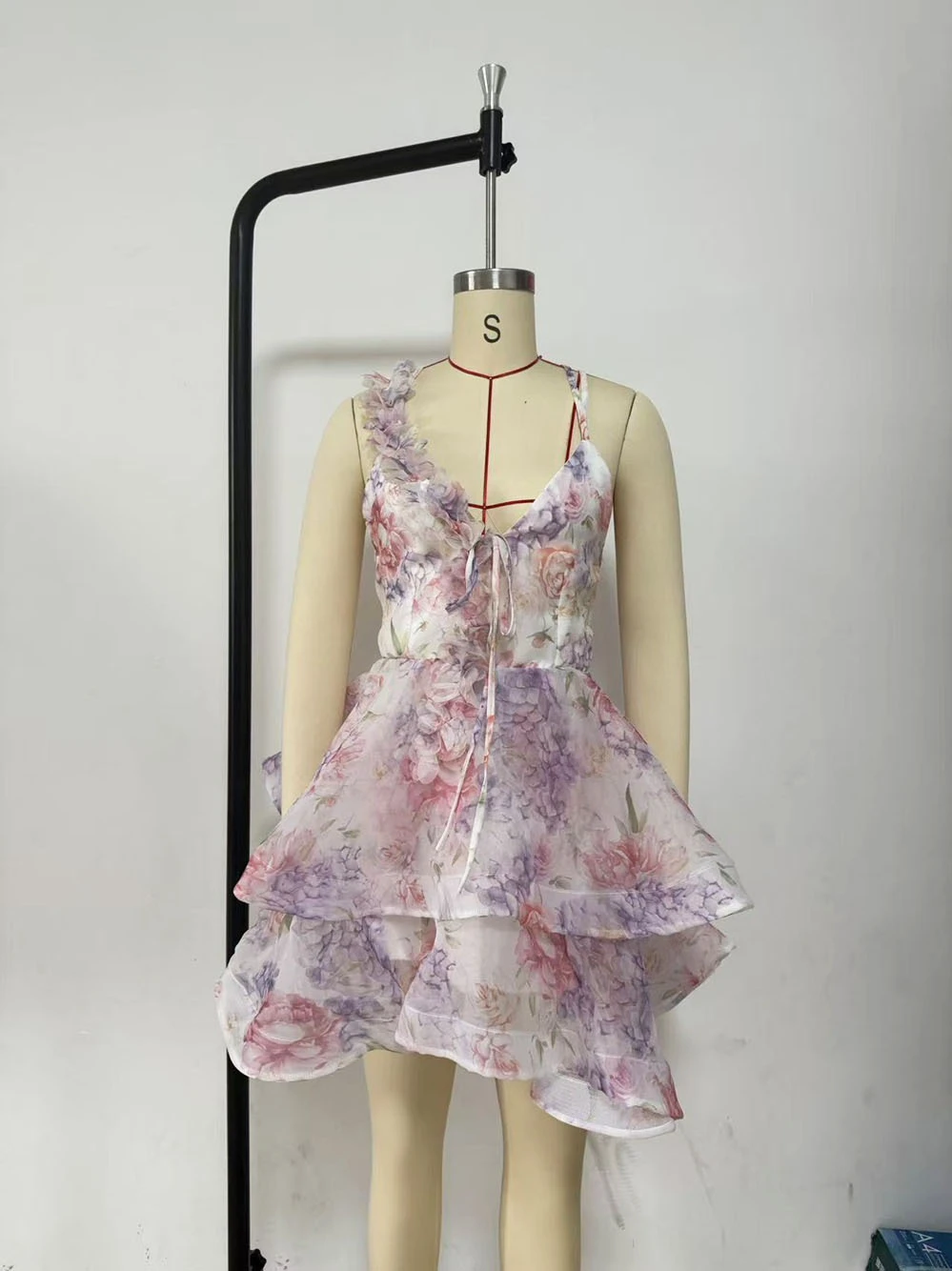 เดรสสั้นพิมพ์ลายดอกไม้แบบเปิดหลังสำหรับผู้หญิง ดีไซน์หรูหรา คอวีลึก ประดับดอกไม้ 3 มิติ สายเดี่ยว ทรงเข้ารูป ระบายชายกระโปรงทรงเอ สำหรับงานปาร์ตี้