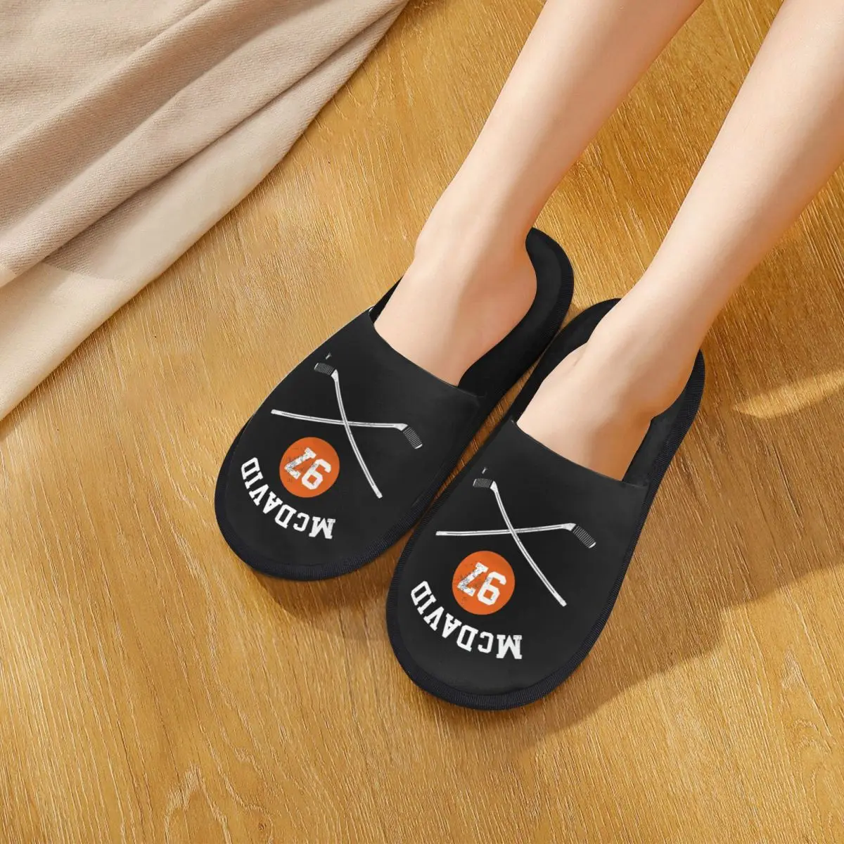 مخصص كونور McDavid 97 ل Edmonton Oilers المشجعين النعال رغوة الذاكرة الدافئة لينة النساء شبشب منزل غرفة نوم أحذية مريحة