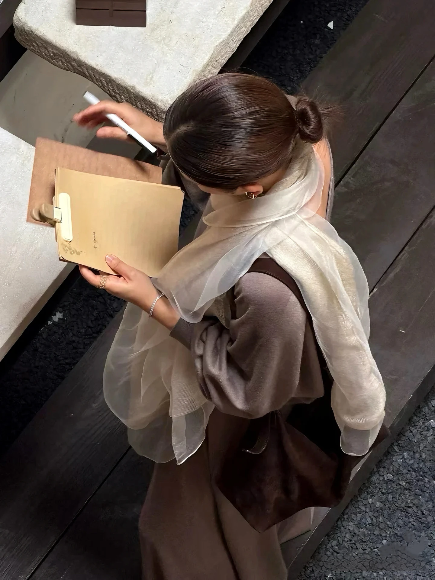 ライトミストロングシルクスカーフ女性のファッショナブルな多用途軽量ショールショルダーカバー秋冬新着